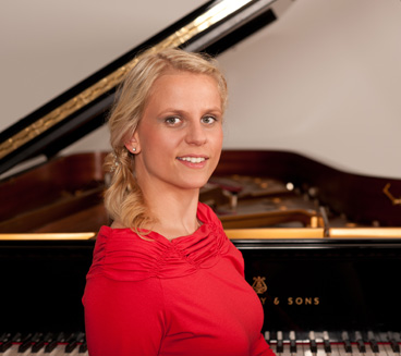 Pianistin Janka Simowitsch am Steinway-Flügel